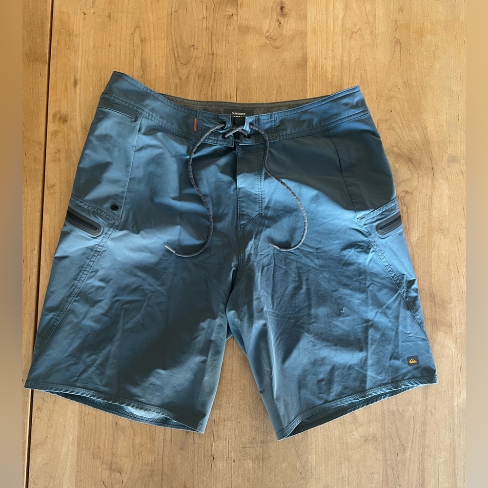 Quicksilver Waterman Series Board Shorts Men’s 32 Like New Condition